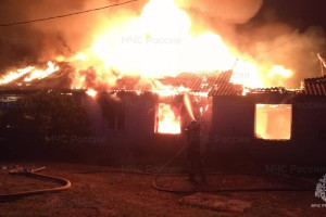 Огонь охватил крышу дома во Владимирской области