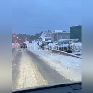 Под Александровом машину вынесло с трассы за отбойник