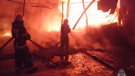 Во Владимирской области мощный пожар охватил обувной склад