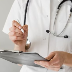 Замдиректора Владимирского медколледжа будут судить за выдачу липовых сертификатов в ковид