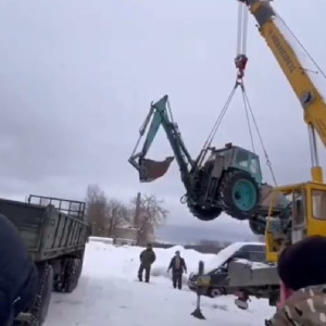 Владимирская область передала в зону СВО экскаватор и топливные брикеты