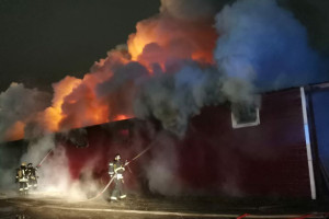 Во Владимирской области горит крупное мебельное производство