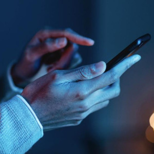 ВТБ готовится запустить оплату через iPhone во всех терминалах страны