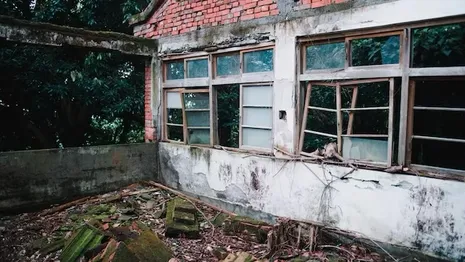 Во Владимире людей оставили в столетнем разваливающемся доме