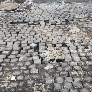 В Суздале развалился прошлогодний тротуар в центре города