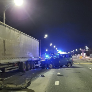 На трассе М-7 под Вязниками легковушка влетела в фуру: погибли 2 пассажира