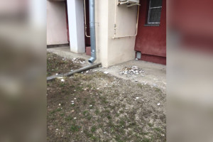 Во Владимире обвалившуюся в доме на Куйбышева штукатурку сбили альпинисты