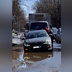 В Александрове две машины провалились в яму на дороге
