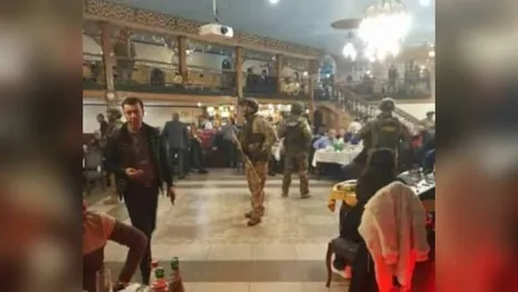 Около 50 азербайджанцам в ресторане вручили повестки в военкомат