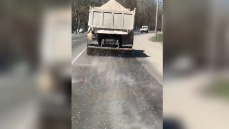 В Коврове самосвал растерял щебень по дороге