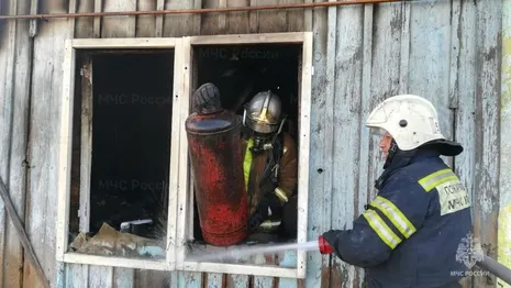 В селе под Суздалем мощный пожар охватил деревянный дом