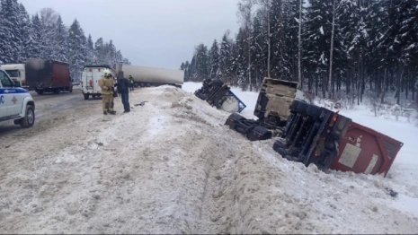 На М-7 под Камешково столкнулись три фуры: двое водителей пострадали