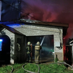 Во Владимирской области огонь охватил два жилых дома