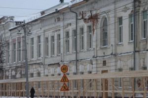 Главный фасад школы №1 во Владимире очистили от штукатурки