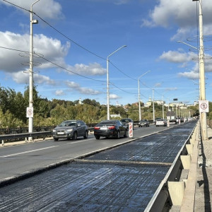 На мосту через Клязьму во Владимире заасфальтировали одну из полос