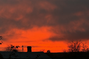 Небо над Владимирской областью окрасилось в малиновый и оранжевый цвета