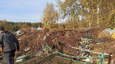 Жители Коврова пожаловались на заваленное мусором кладбище