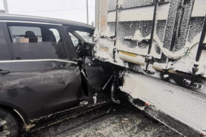 Во Владимирской области BMW с детьми в салоне зажало между отбойником и фурой