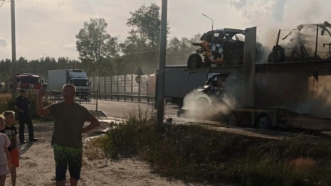 В Петушинском районе загорелся перевозивший легковушки грузовик