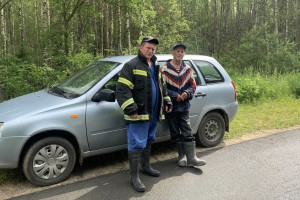 Спасатели помогли 78-летнему дедушке выбраться из леса в Камешковском районе