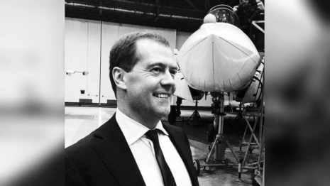 Дмитрий Медведев стал главредом новых учебников по обществознанию