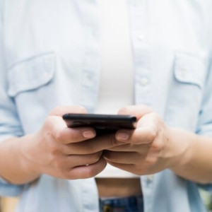 Во Владимире сотрудник салона сотовой связи незаконно оформил на бабушку три сим-карты