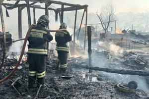 Во Владимирской области мощный пожар уничтожил два огромных сарая с машинами