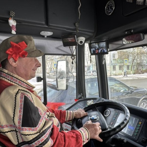 По Владимиру начал курсировать масленичный троллейбус