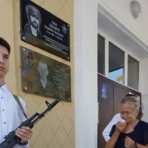 В Красной Горбатке открыли мемориальную доску в честь погибшего на СВО Евгения Королева