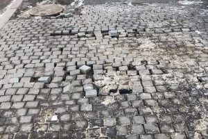 В Суздале развалился прошлогодний тротуар в центре города