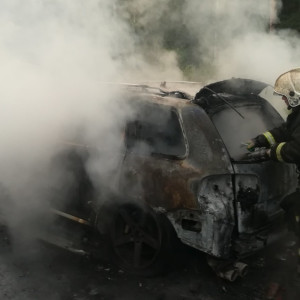 Иномарка вспыхнула на трассе М-7 во Владимирской области