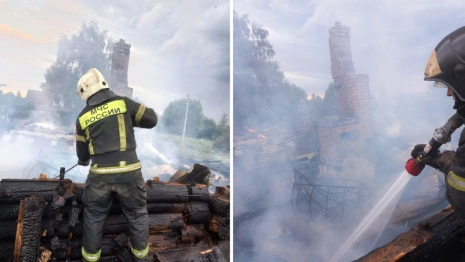 Во Владимирской области мощный пожар охватил 2 дома и 2 сарая