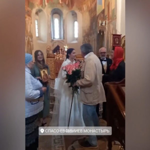 Что известно о тайном венчании телеведущего Гордона с 20-летней студенткой в Суздале?