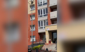 Во Владимире обрушилась часть фасада многоэтажки