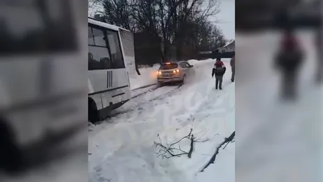 Во Владимирской области водитель вытащил автобус из снежного плена