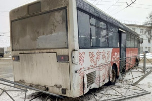 Во Владимире автобус №53 снес металлический забор