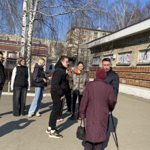 В поселке Вольгинский волонтеры начали раздавать воду