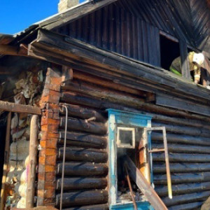 Во Владимирской области 11 спасателей потушили пожар в деревянном доме