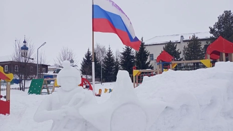 Беженец из Артемовска создал «военную» снежную скульптуру в Юрьев-Польском