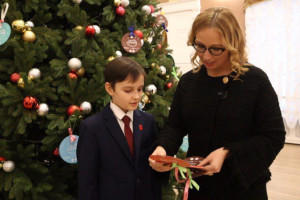 Мэр Суздаля сняла 2 шарика с «Елки желаний»