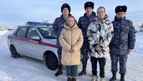 Сотрудники Росгвардии нашли потерявшуюся в лесу под Муромом семейную пару