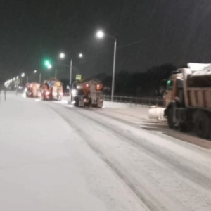 Владимирцев призвали убрать машины с обочин ради расчистки дорог от снега