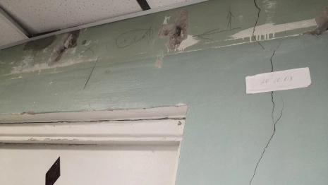 Жители Гусь-Хрустального пожаловались на рассыпающуюся поликлинику