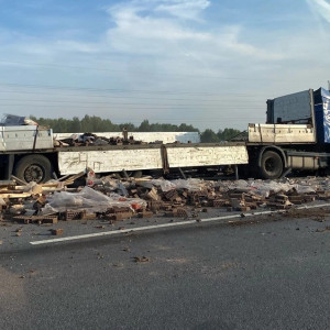 На М-7 Волга во Владимирской области из грузового прицепа выпали кирпичи