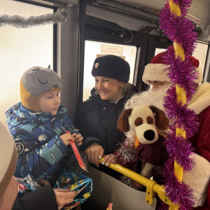 Во Владимире полицейские прокатили детей на новогоднем автобусе