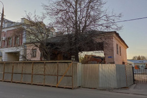 Рухнувший в центре Владимира дом обнесли забором 
