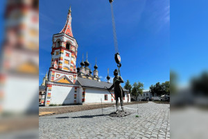 В Суздале на улице Старой поставили памятник Бальзаминову