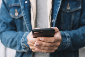 На железнодорожном вокзале в Петушках мужчина украл телефон за 4 тыс. рублей