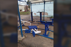 Во Владимире вандалы разгромили уличные тренажеры