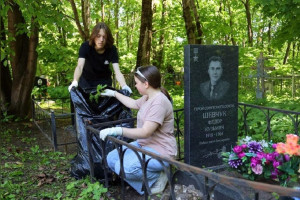 Во Владимире волонтеры убрали могилы на городском некрополе